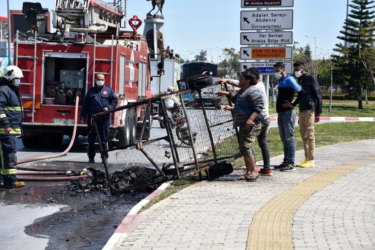 Atık malzeme toplayan Suriyeli gencin römorku yandı