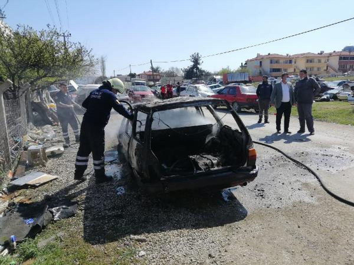 Ayvacık\'ta park halindeki otomobil yandı