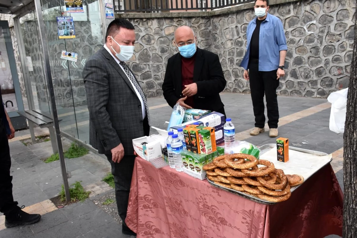 Bağlar\'da simit satarak geçimini sağlayan diyabet hastasına anlamlı destek