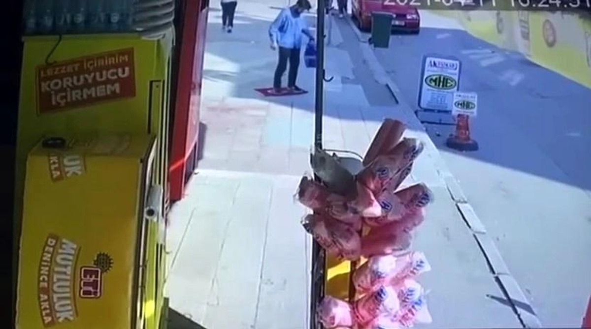 Bursa\'da şizofren şahıs Türk Bayrağı\'nı ayaklar altına aldı