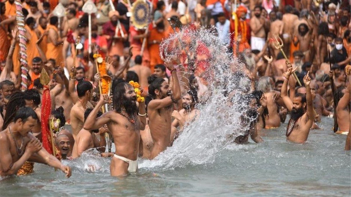 Covid-19: Hindistan\'da salgına rağmen, milyonlarca insan kutsal gün için nehirde yıkandı