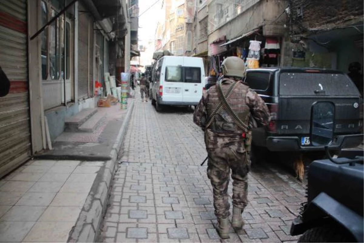 Diyarbakır\'daki terör operasyonunda, HDP\'li vekilin danışmanı dahil 11 tutuklama