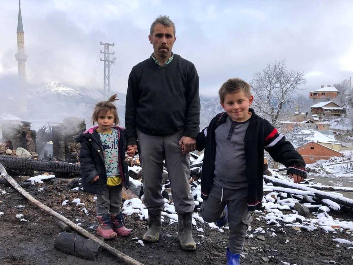 Yangında evleri küle dönen baba iki çocuğuyla ortada kaldı