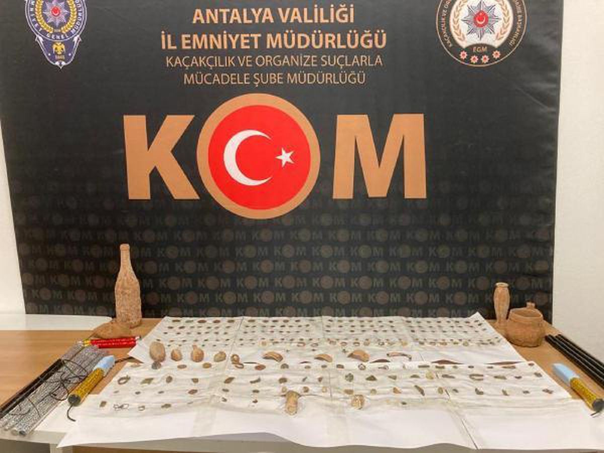 Evinde, M.Ö. 400 yılına ait olduğu değerlendirilen \'gözyaşı şişeleri\' bulundu