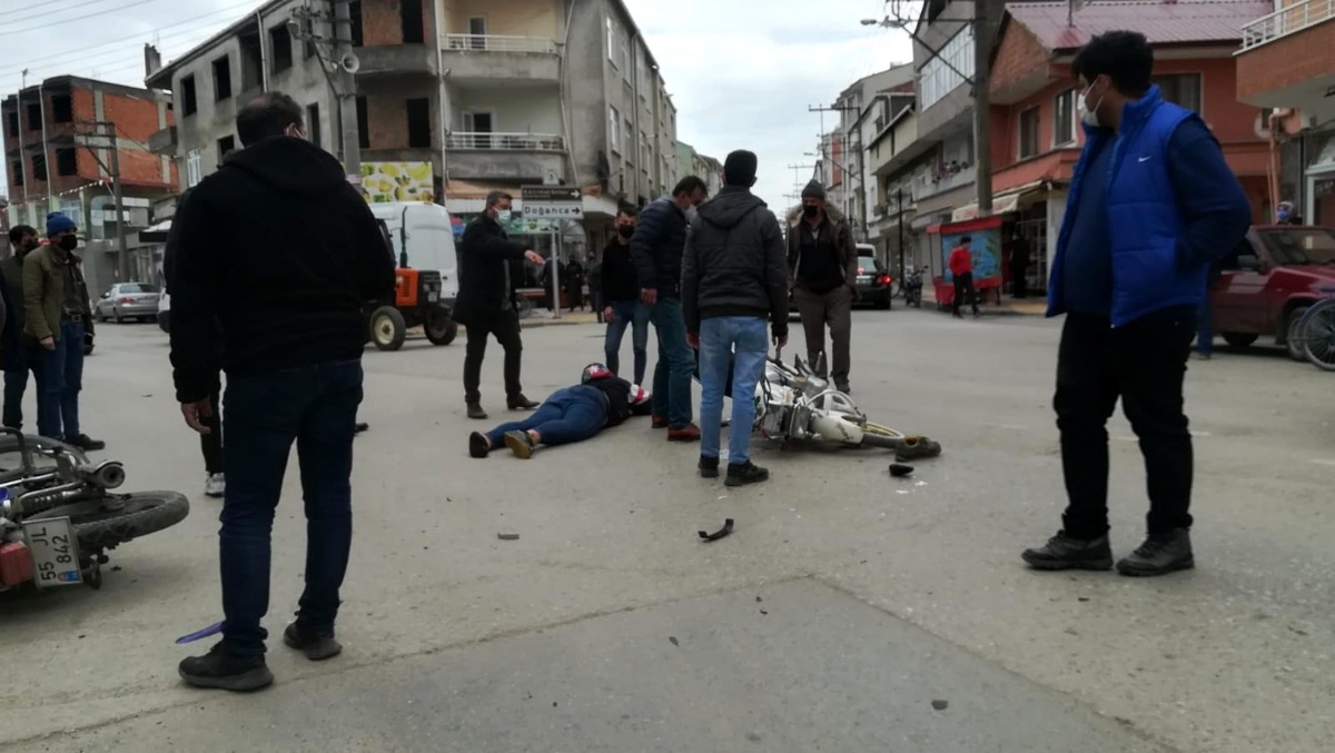 İki motosiklet kafa kafaya çarpıştı: 2 yaralı