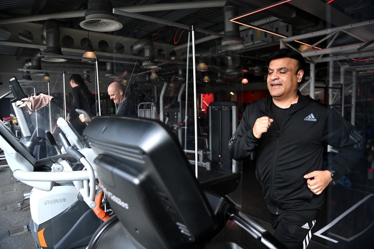 İngiltere\'de korona virüs kısıtlamaları gevşetildi, işletmeler yeniden açıldı