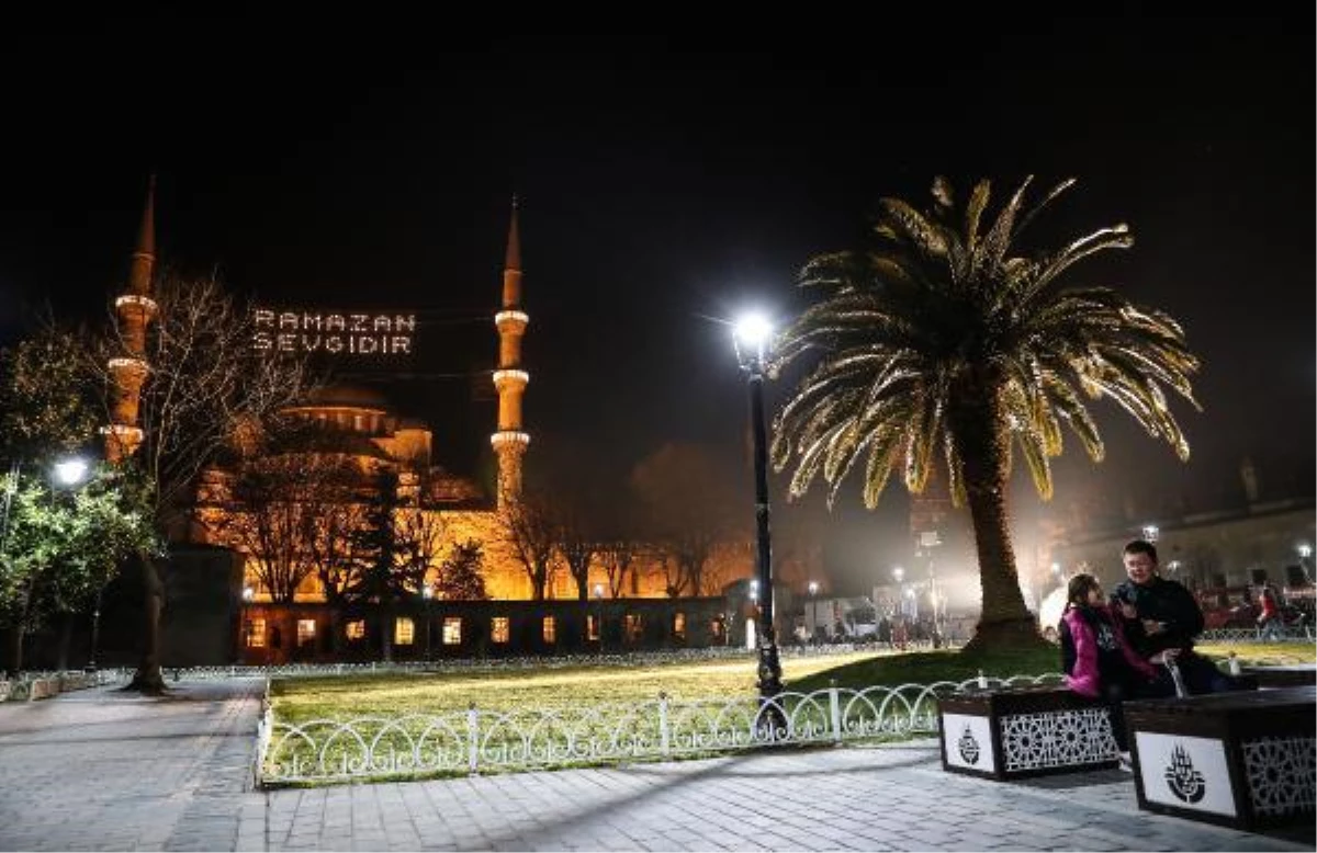 İstanbul camilerinde Ramazan\'ın habercisi mahyalar yakıldı