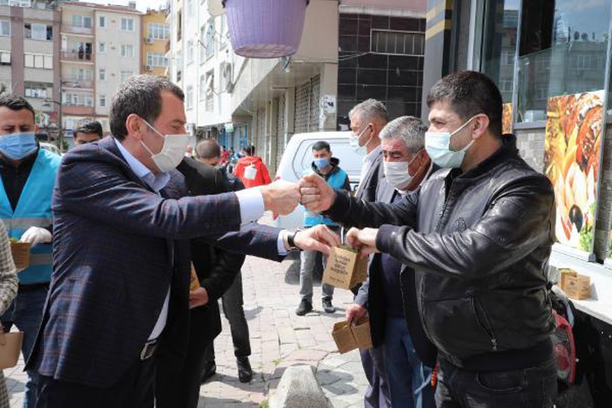 İstanbul\'da baharın gelişi fesleğen dağıtılarak kutlandı