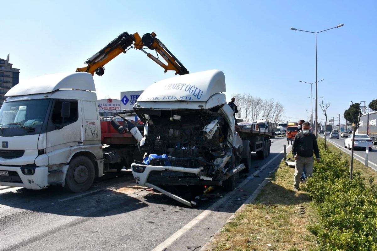 Son dakika haberi! İzmir\'de iki tır çarpıştı: 1 ölü