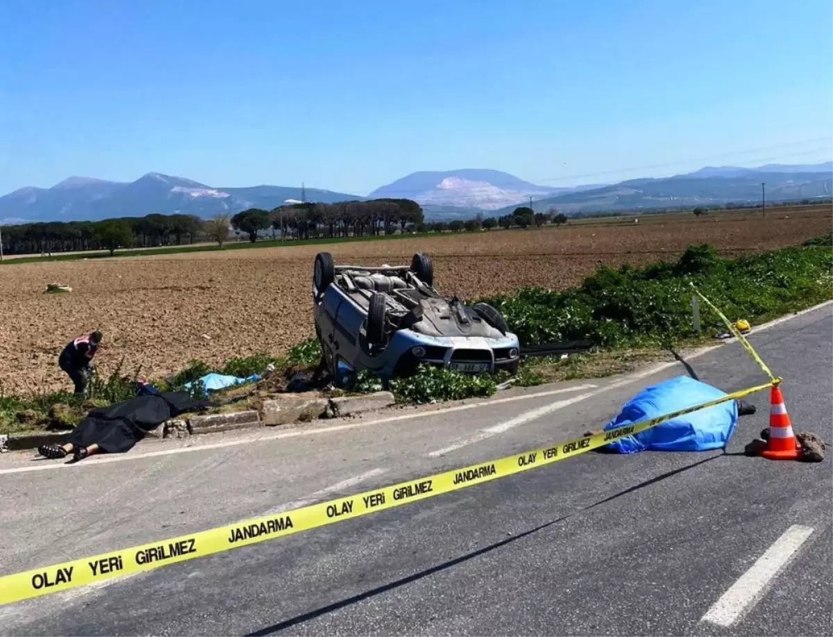 İzmir\'de süt kamyonu ile hafif ticari araç çarpıştı: 3 ölü, 4 yaralı