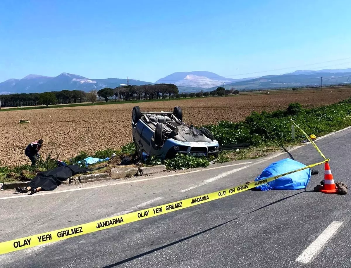 Son dakika haberi... İzmir\'de süt kamyonu ile hafif ticari araç çapıştı: 3 ölü, 4 ağır yaralı