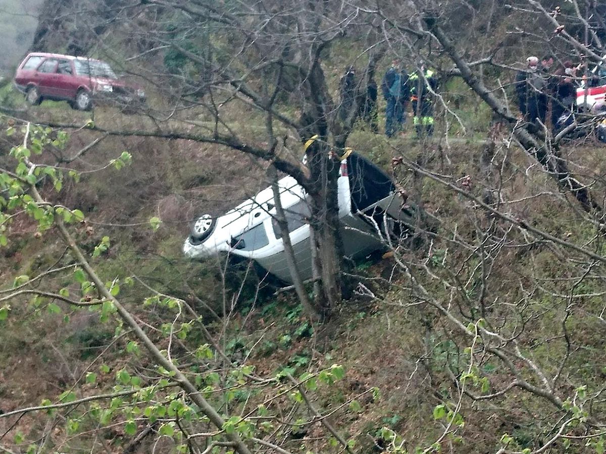 Kastamonu\'da ağaca takılan araç uçuruma yuvarlanmaktan kurtuldu: 2 yaralı