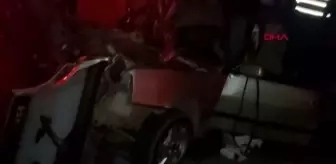Son dakika haberi | Korkuteli Karayolu üzerinde kamyona arkadan çarpan otomobildeki 2 kişi öldü, 2 kişi yaralandı.