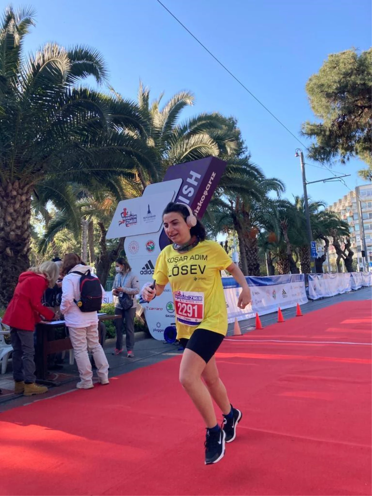 Koşar Adım LÖSEV Takımı, Maraton İzmir\'de eğitim için koştu
