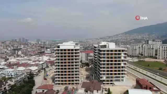 Metrelerce uzunluğundaki vinç böyle devrildi