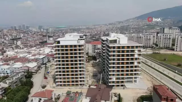 Metrelerce uzunluğundaki vinç böyle devrildi