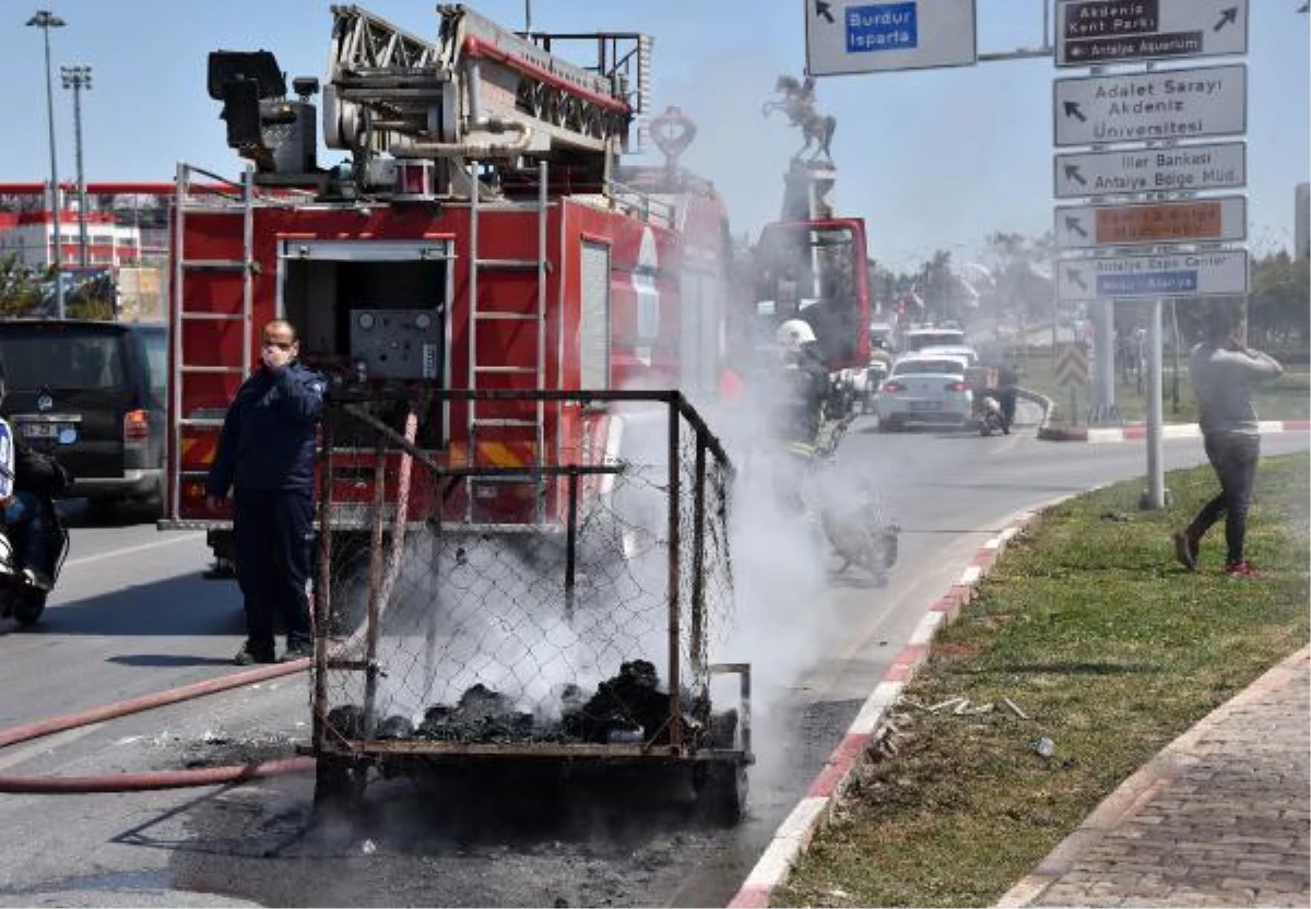 Son dakika haber... Motosikletinin römorkunda çıkan yangını üzüntüyle izledi