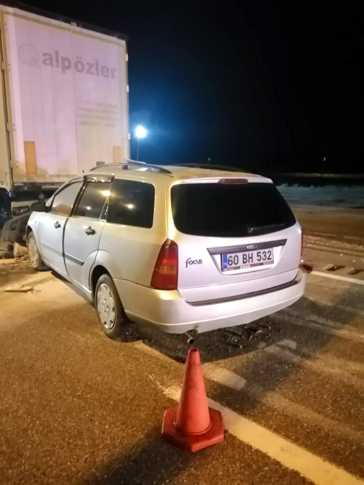 Otomobil tıra arkadan çarptı: 1 yaralı