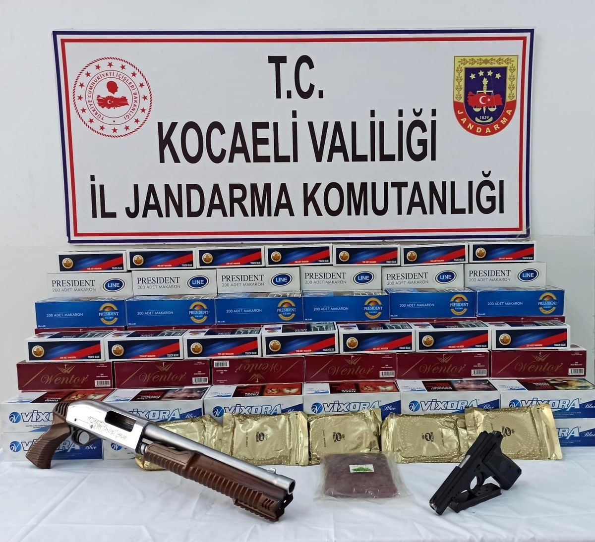 Son dakika haberleri: Kocaeli\'ndeki kaçak sigara operasyonunda 50 bin 800 makaron ve tütün ele geçirildi