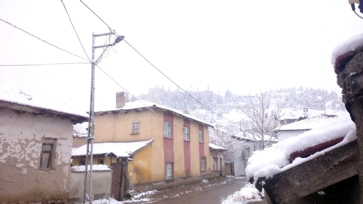 Seyitgazi\'de Nisan ayında kar sürprizi
