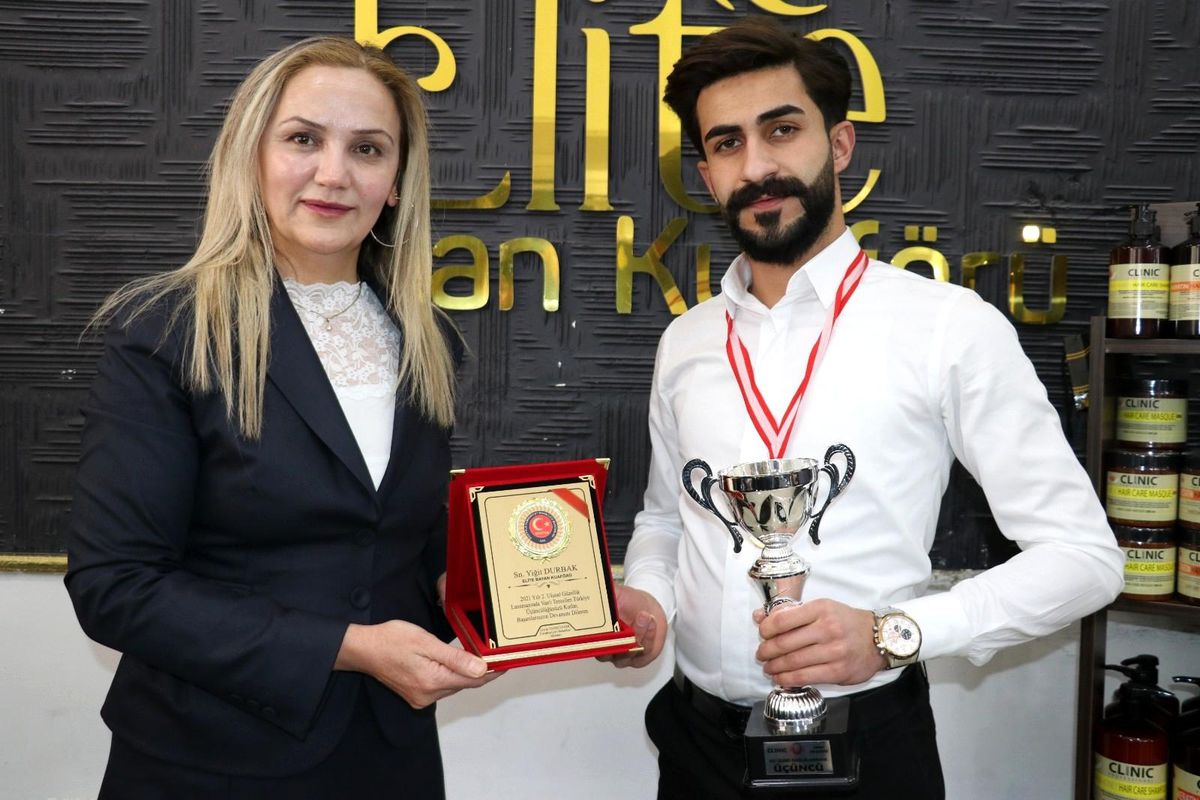 Van\'ın ilk kadın muhtarı Tanrıtanır\'dan başarılı kuaföre plaket