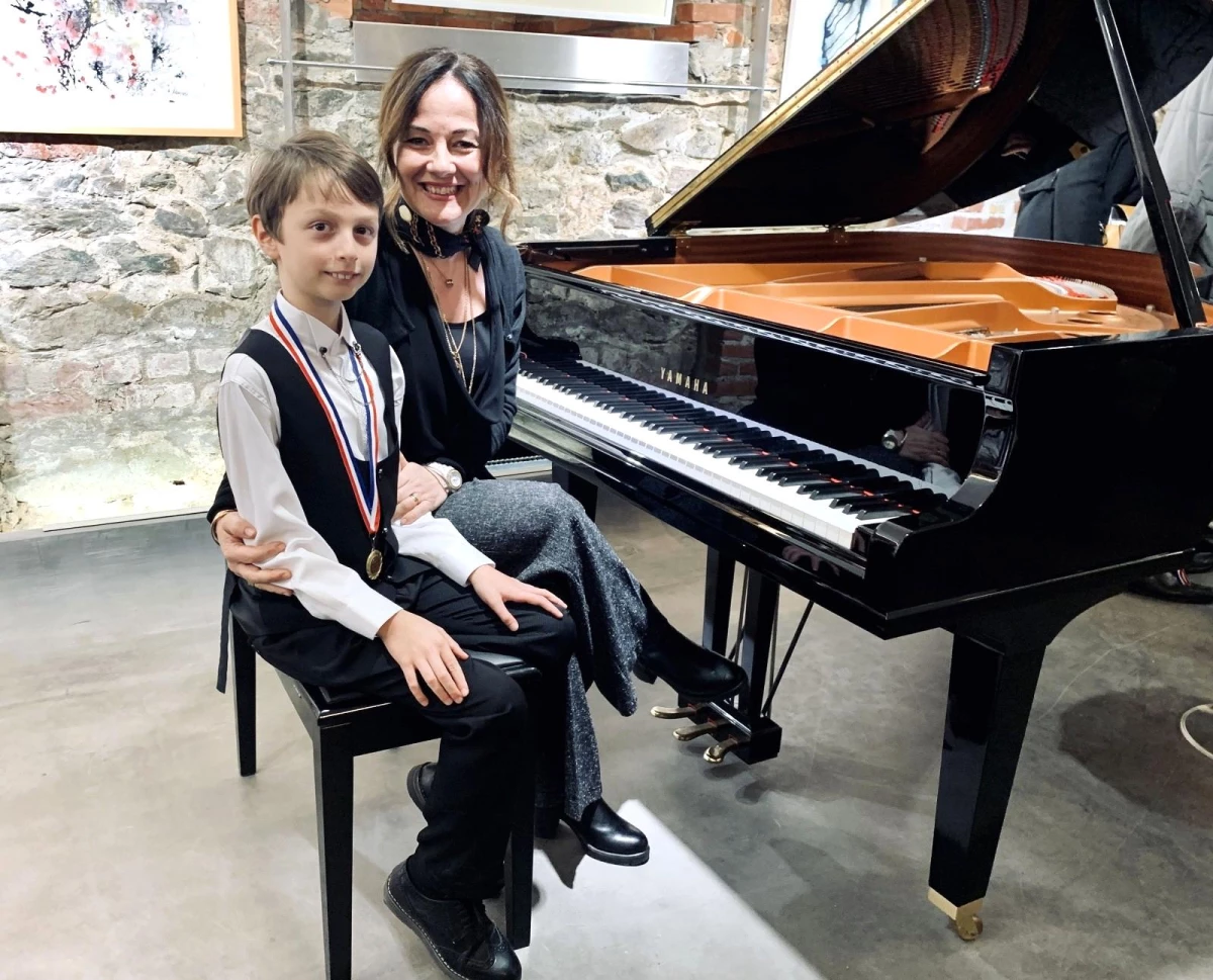 Türk piyanistler 11 yaşındaki Nisan ile 10 yaşındaki İrfan, Romanya merkezli yarışmada birincilik elde etti