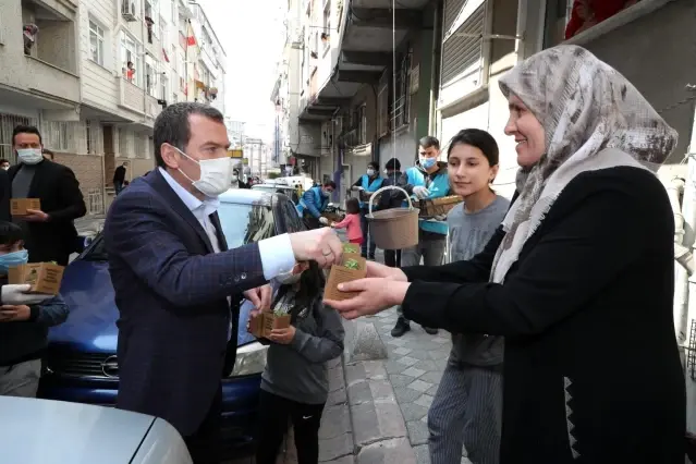 Zeytinburnu'nda sokaklar fesleğen kokusuyla baharı karşılıyor