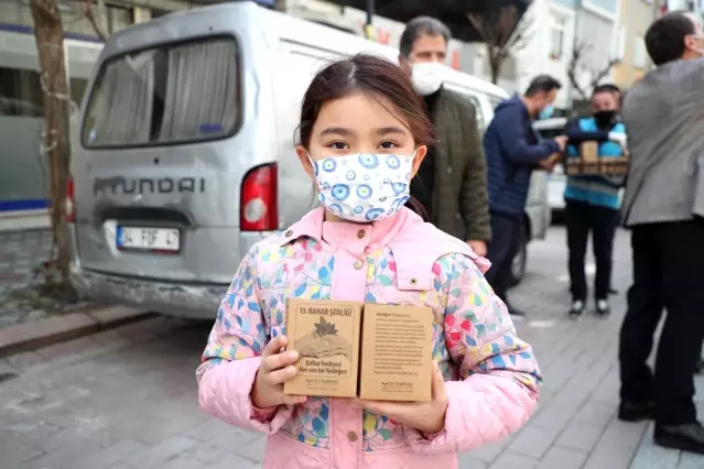 Zeytinburnu'nda sokaklar fesleğen kokusuyla baharı karşılıyor