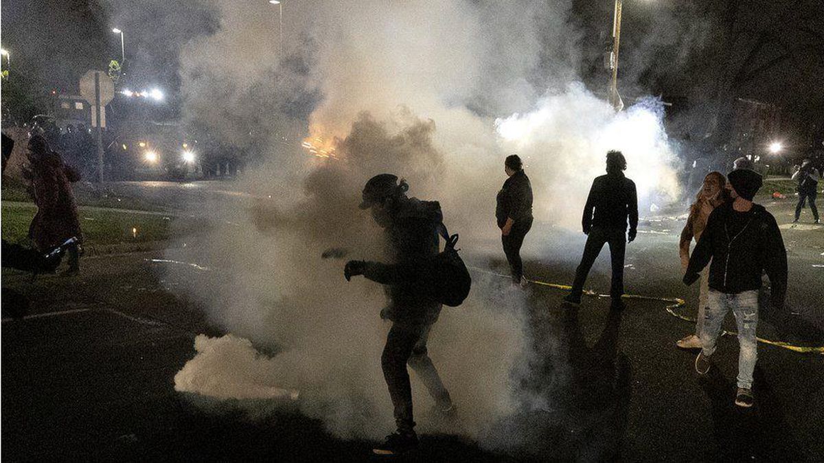 ABD\'de Minneapolis yakınlarında polis bir siyahı öldürdü, protestolar sonrası sokağa çıkma yasağı ilan edildi