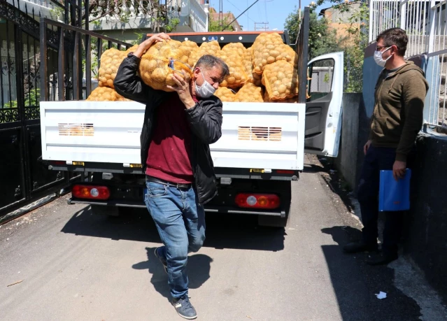 Adana'da ihtiyaç sahiplerine patatesler dağıtılmaya başlandı