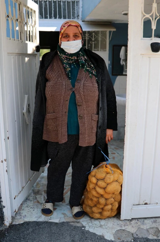 Adana'da ihtiyaç sahiplerine patatesler dağıtılmaya başlandı