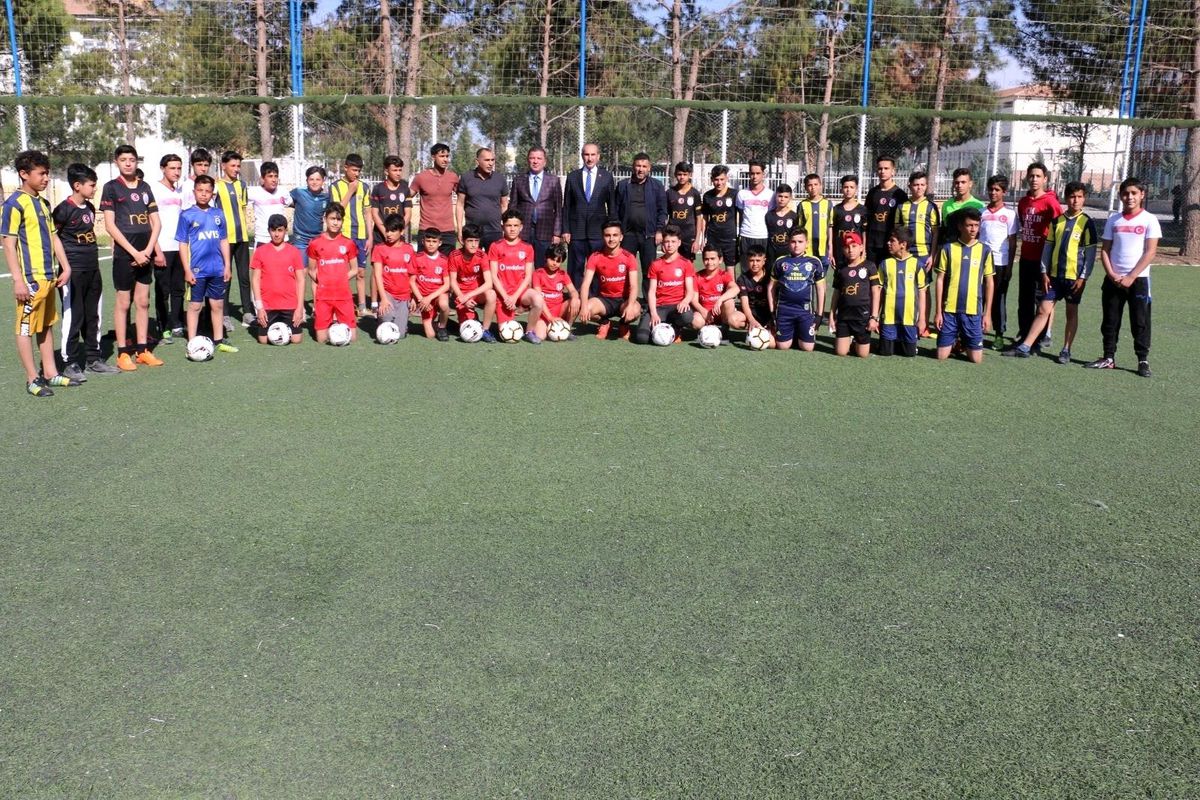 Akçakale\'de sporculara forma dağıtıldı
