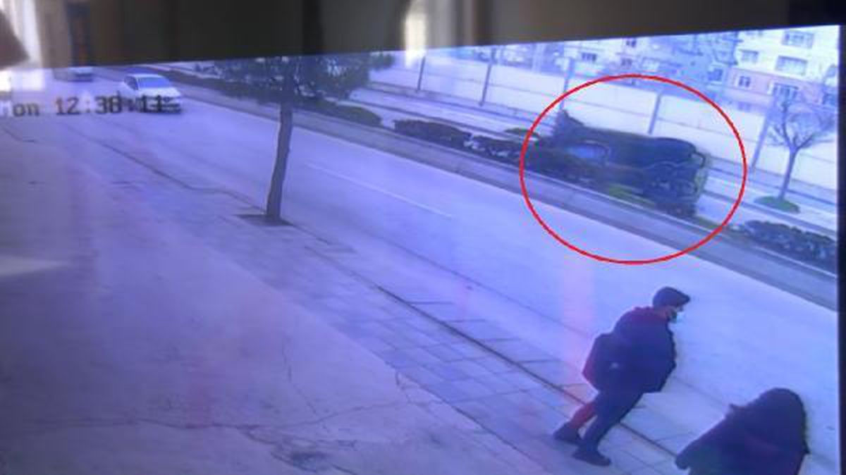 Son dakika haberleri... Ankara\'da kaza sonrası yaklaşık 200 metre dönerek sürüklenen otomobil kamerada
