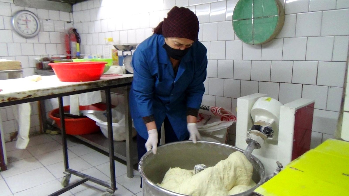 Annesinden öğrendiği ekmeği tüm Türkiye\'ye gönderiyor