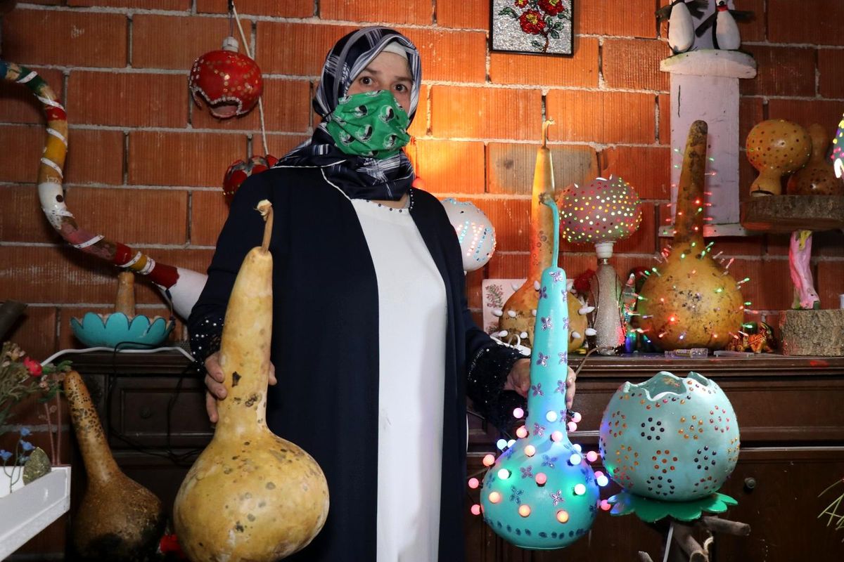 Atölyeye çevirdiği evinin balkonundan dünyaya satış yapmayı hedefliyor