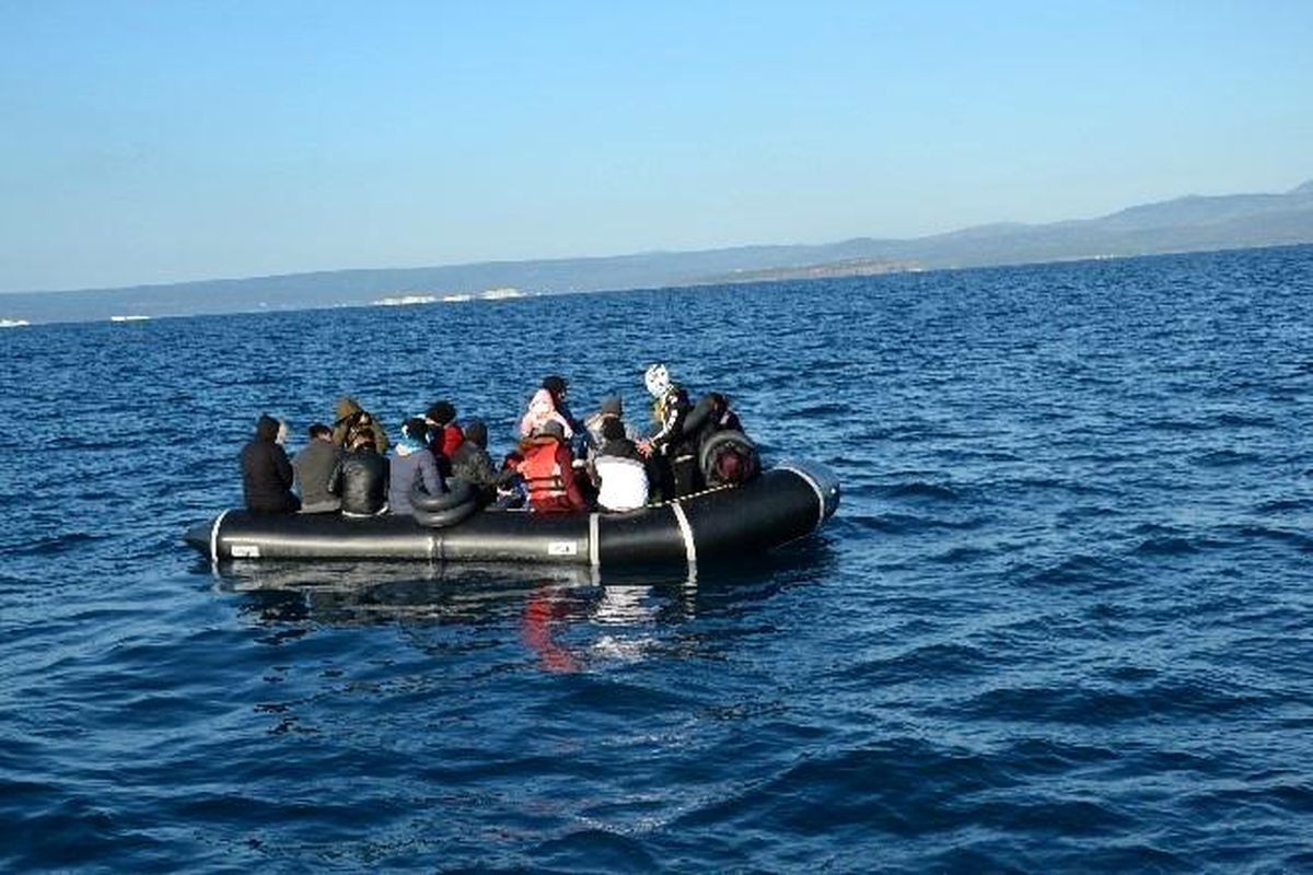 Ayvalık açıklarında 55 düzensiz göçmen kurtarıldı