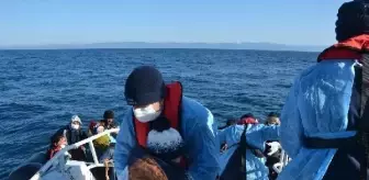 Ayvalık'ta, lastik bottaki 55 kaçak göçmen kurtarıldı