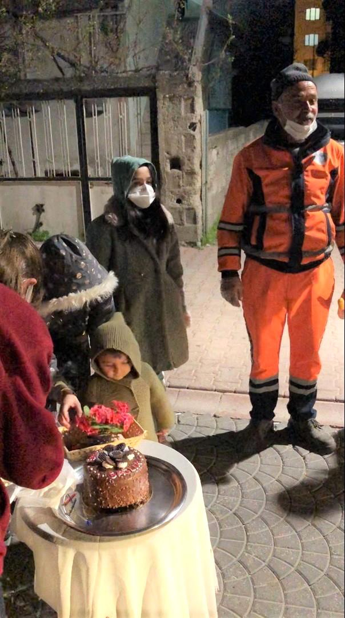 Battalgazi\'de temizlik görevlilerine sürpriz kutlama