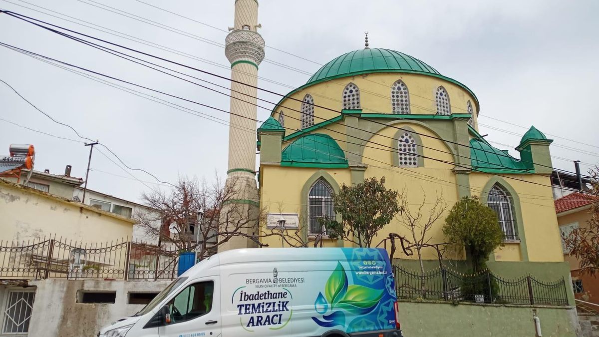 Bergama camilerinde Ramazan temizliği