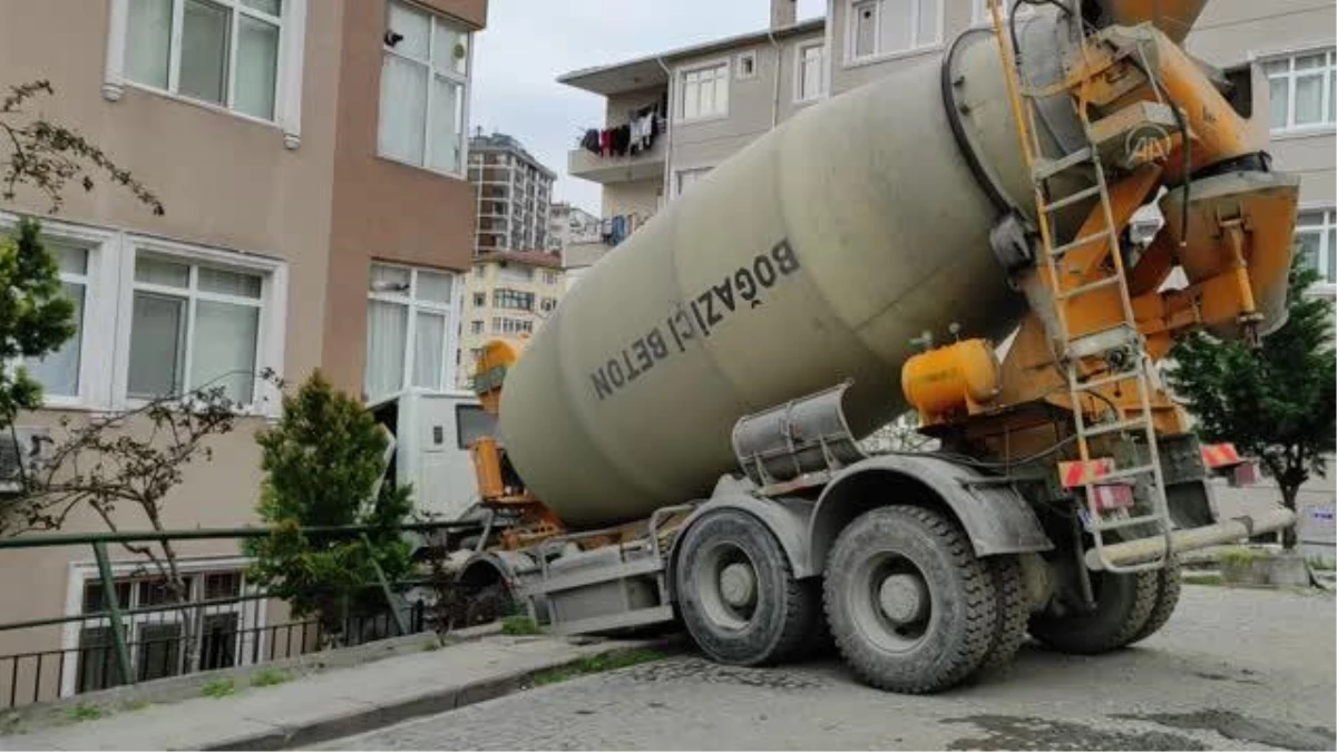 Beşiktaş\'ta beton mikseri 7 katlı binaya çarptı