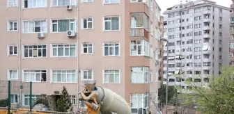 (Beşiktaş'ta beton mikseri 7 katlı binaya çarptı