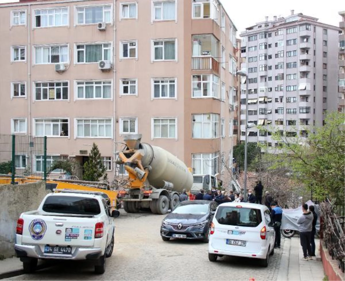(Beşiktaş\'ta beton mikseri 7 katlı binaya çarptı