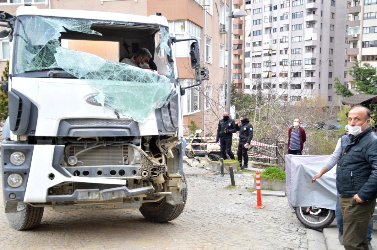 Beşiktaş\'ta binaya çarpan beton mikseri vinçle kaldırıldı