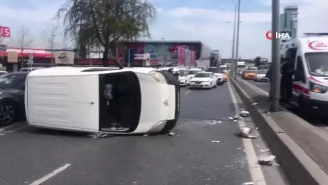 Beylikdüzü'nde kontrolden çıkan otomobil aydınlatma direğine çarpıp devrildi