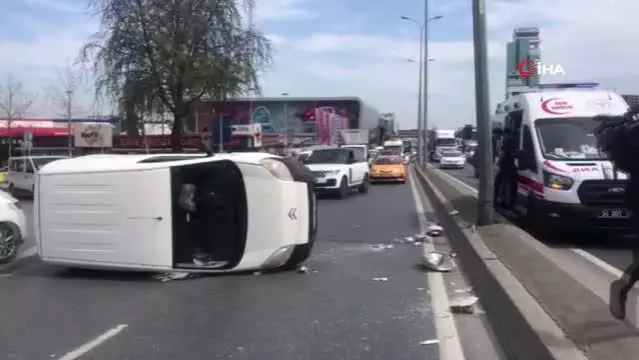 Beylikdüzü'nde kontrolden çıkan otomobil aydınlatma direğine çarpıp devrildi