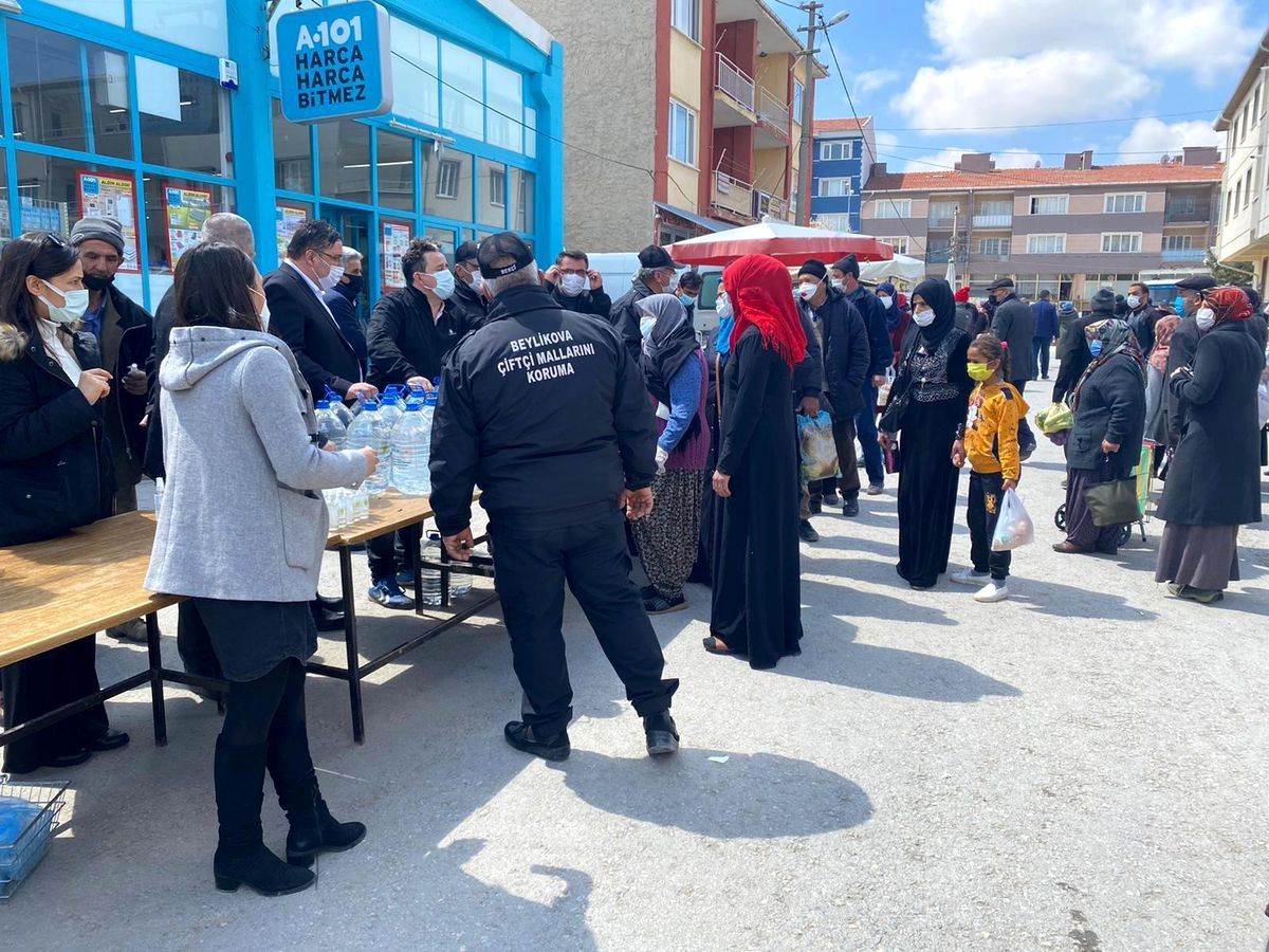 Beylikova\'da vatandaşlara ücretsiz dezenfektan dağıtıldı
