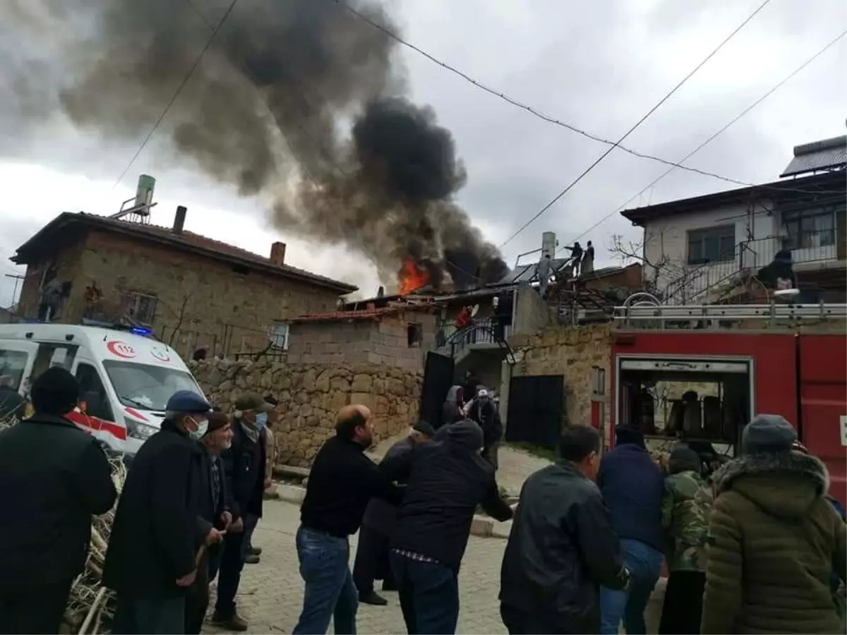 Çatıdaki yangın köylülere korku dolu anlar yaşattı