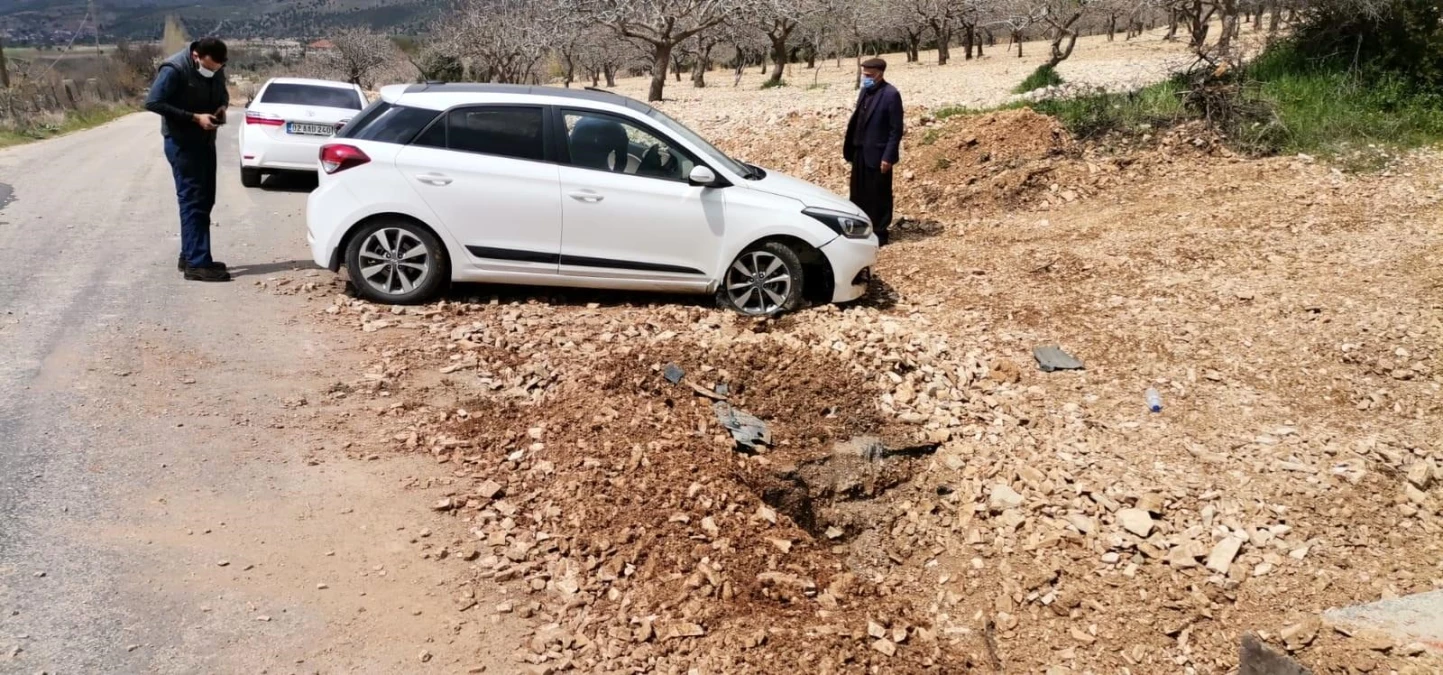 Çukura düşen otomobil kaza yaptı