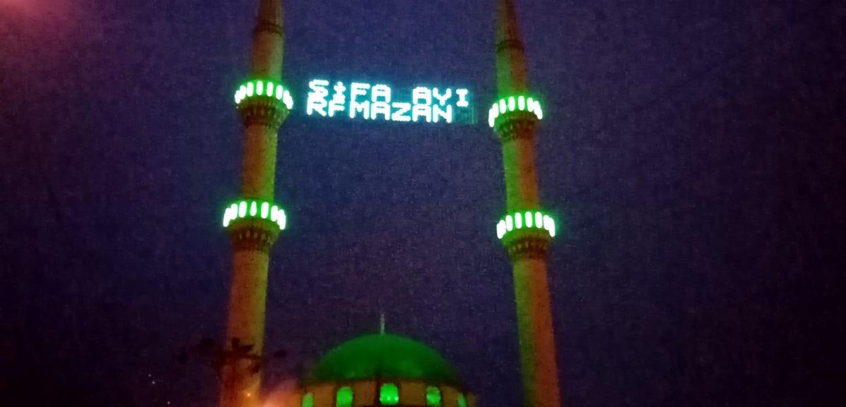 Devrek\'te camiler ve caddeler mahyalarla süslendi