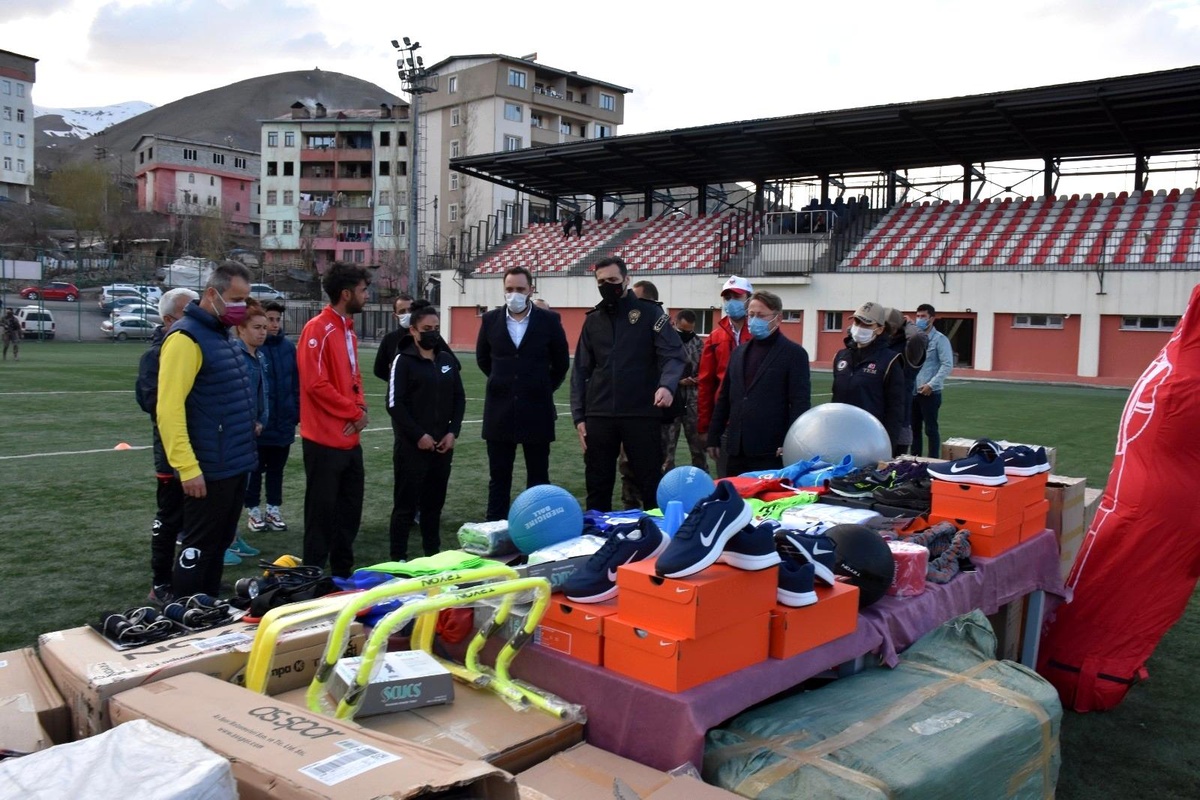 Son dakika haberleri! Hakkari Emniyet Müdürlüğünden spor kulüplerine malzeme desteği